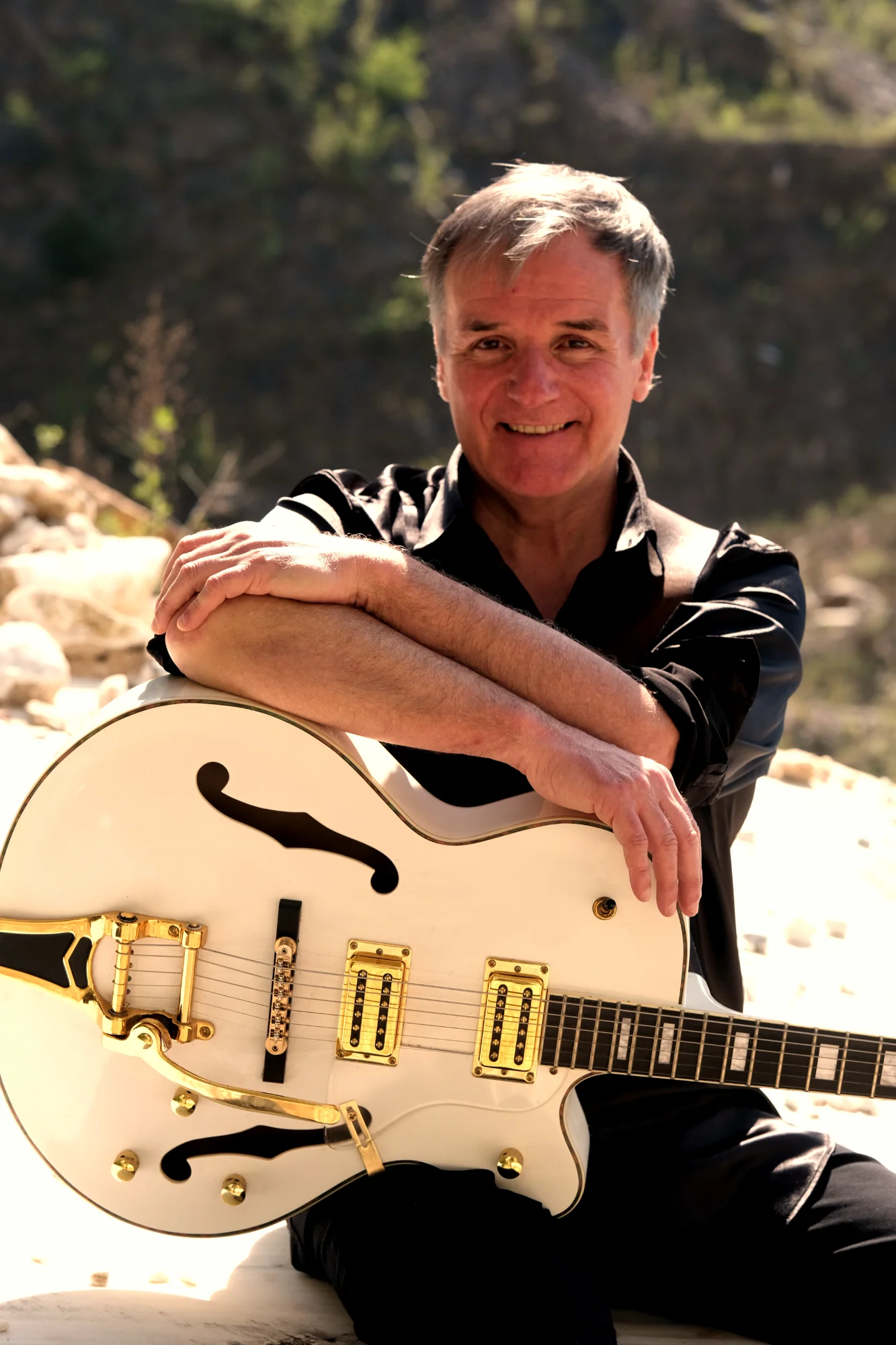 Clemens Maria Haas mit weißer Gitarre